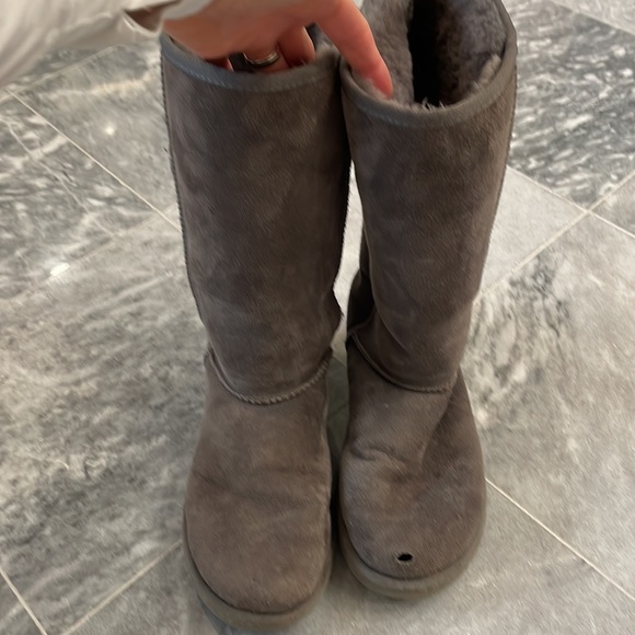 UGG grey suede fur lined boots.8M - Picture 3 of 5